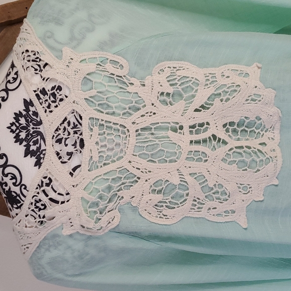 No Boundaries Woman's Top  EUC - Picture 5 of 6